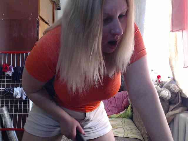 BustyBlondy webcam