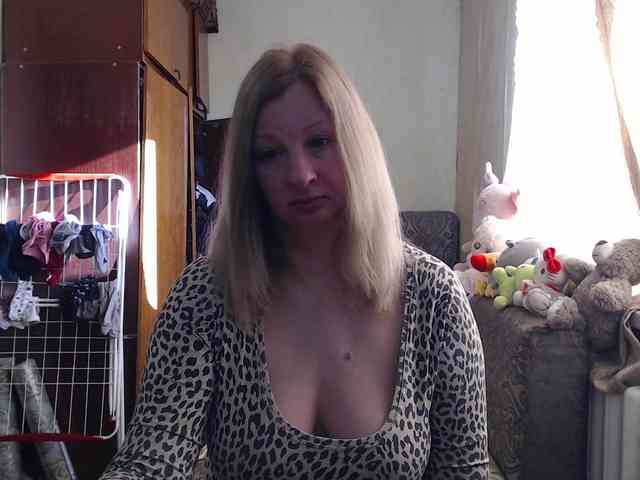 BustyBlondy webcam