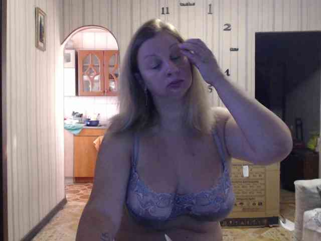 BustyBlondy webcam