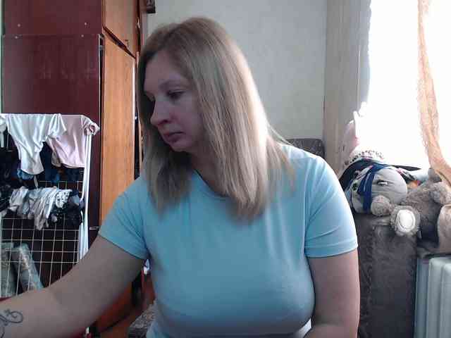 BustyBlondy webcam