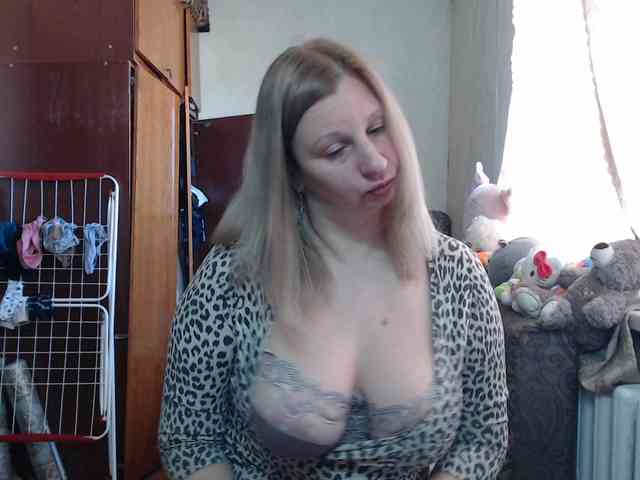 BustyBlondy