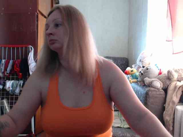 Model: BustyBlondy