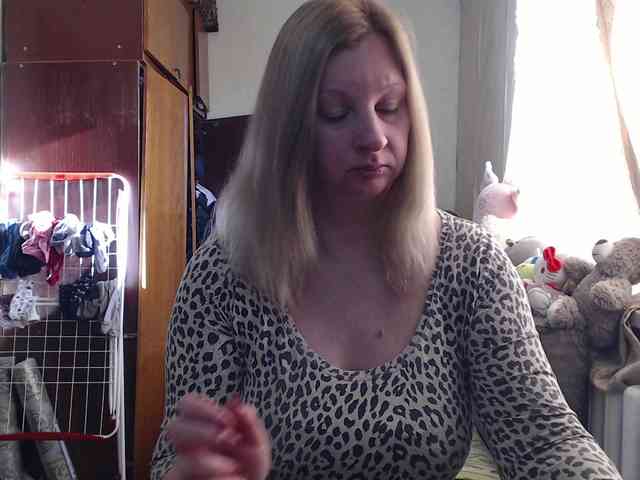 BustyBlondy webcam