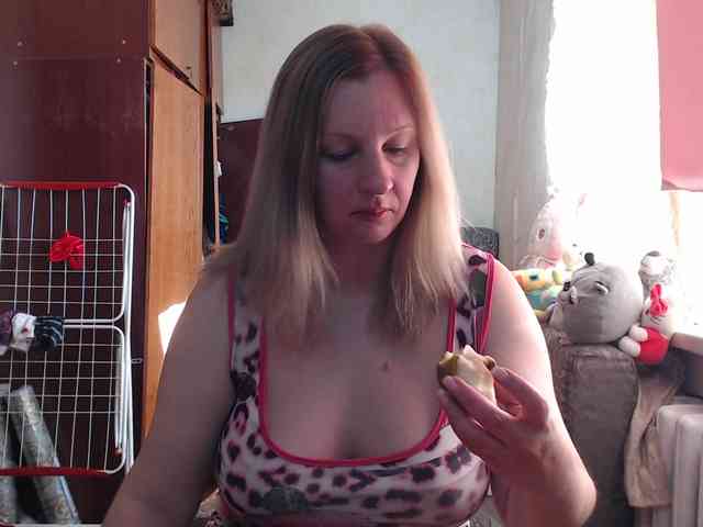 BustyBlondy webcam