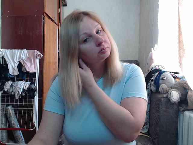 BustyBlondy webcam
