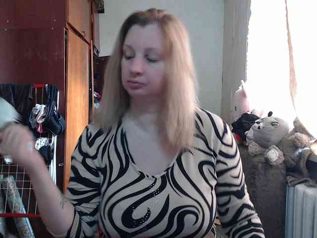 BustyBlondy webcam