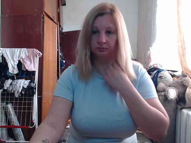 BustyBlondy webcam