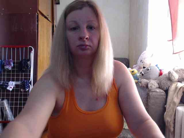 Model: BustyBlondy