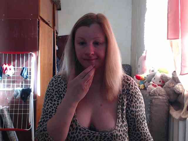 BustyBlondy webcam