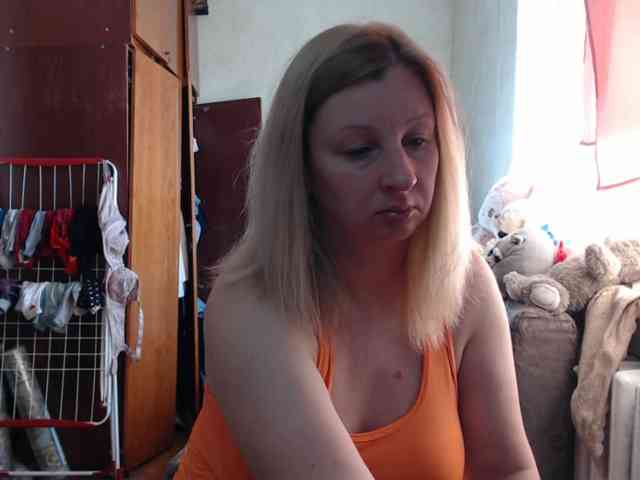 Model: BustyBlondy