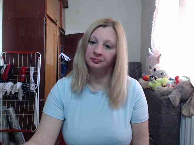 BustyBlondy webcam