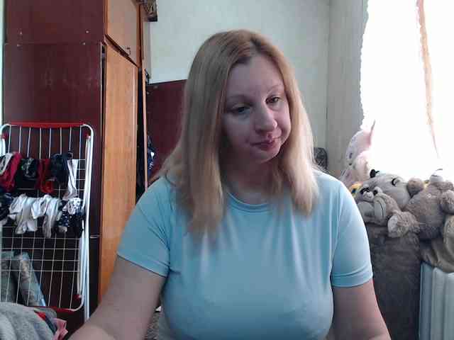BustyBlondy webcam