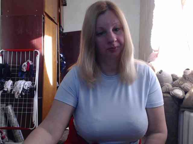 BustyBlondy webcam