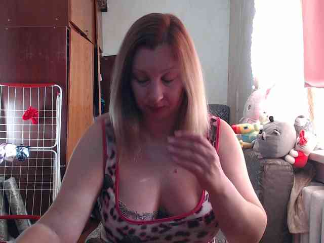 BustyBlondy webcam