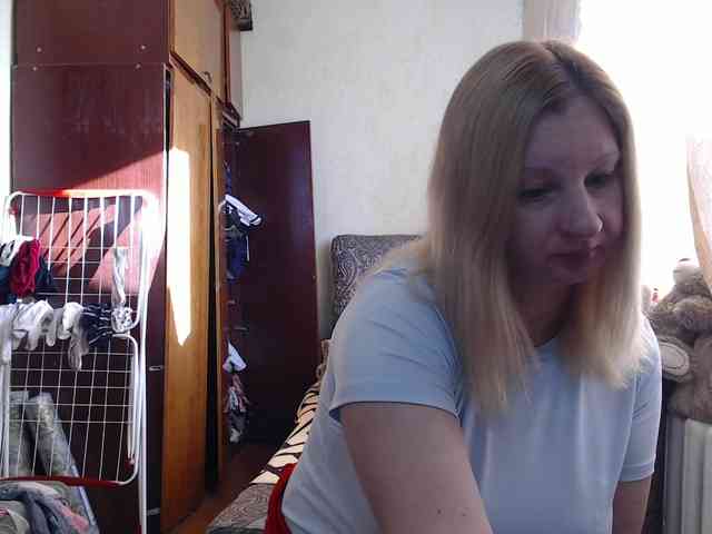 BustyBlondy webcam