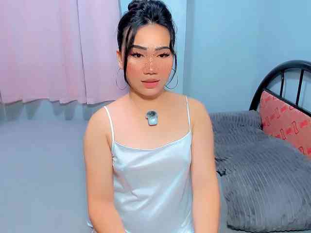 该模特正在直播。 GIRLwithCOCK