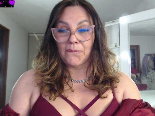 le modèle Myrnasexxx est en webcam porno dans un show sur le site bongacams, il possède les tags suivants: Latino/Hispanic,Redhead,Shaved