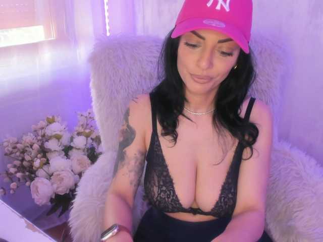 ElisaBaxter Live Cam and Statistics on UnifiedCams