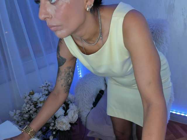ElisaBaxter live cam on BongaCams