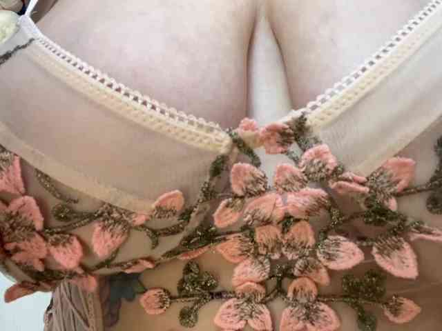 Dibellass Live Webcam on BongaCams