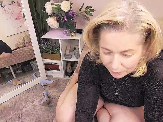 LoraMiss live webcam show