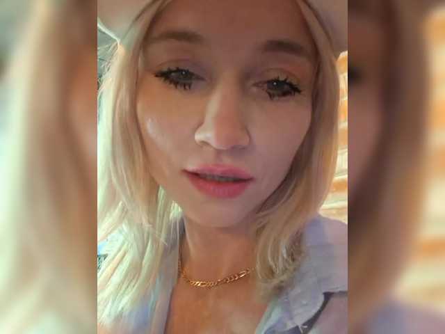 le modèle AlinaLoves est en webcam porno dans un show sur le site bongacams, il possède les tags suivants: White/Caucasian,Blonde,Shaved