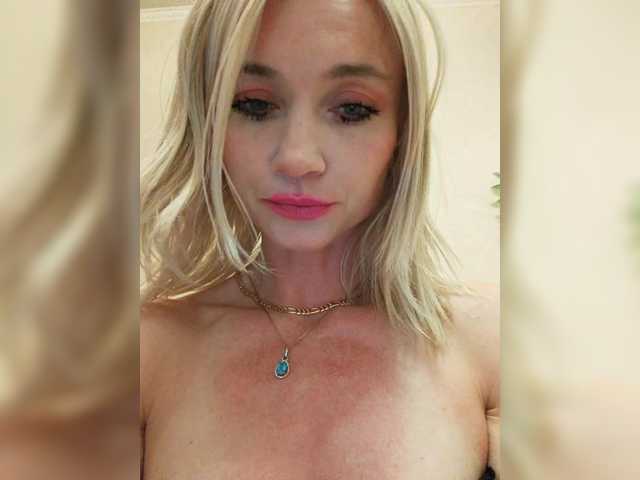  AlinaLoves chat room