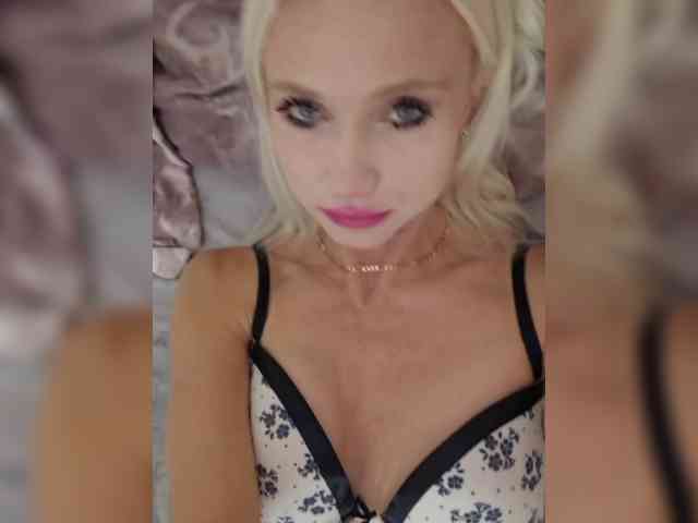 AlinaLoves Live Webcam on BongaCams