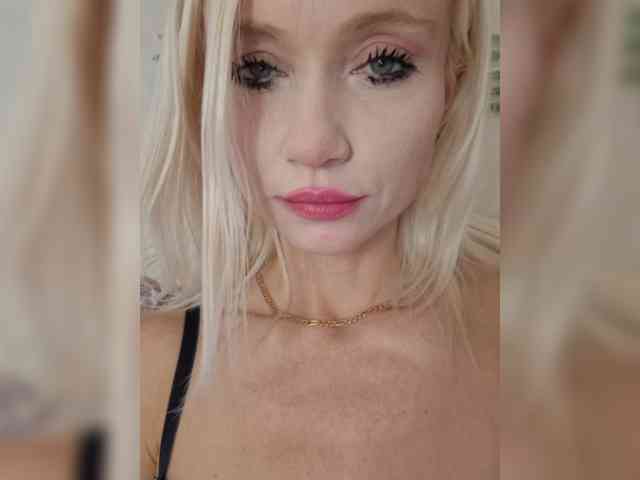 AlinaLoves Live Webcam on BongaCams