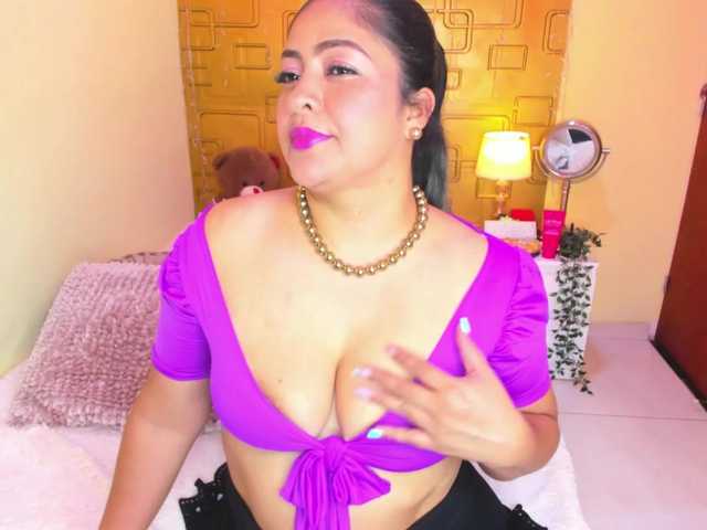 JuliaHaye live cam on BongaCams