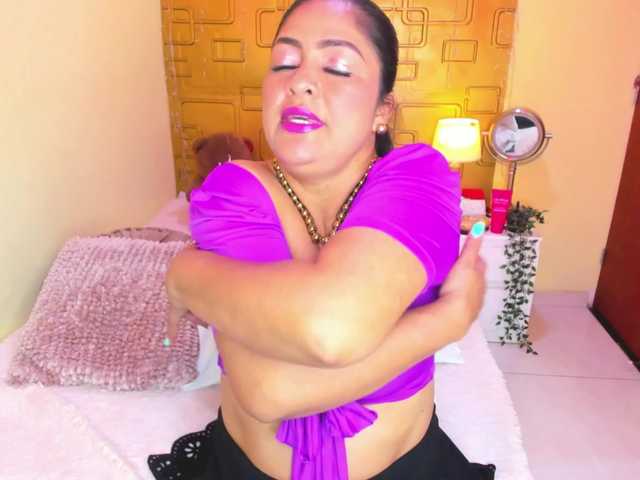 JuliaHaye live cam on BongaCams