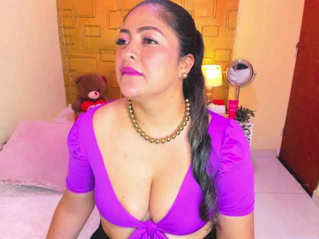 JuliaHaye live cam on BongaCams