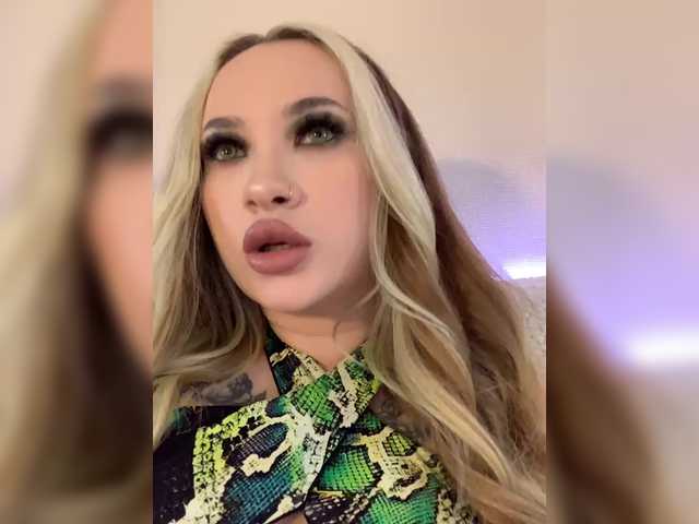 -Bombshell-'s BongaCams show and profile