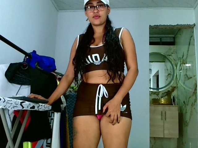 aisha5 es otra cam chica española disponible en vivo