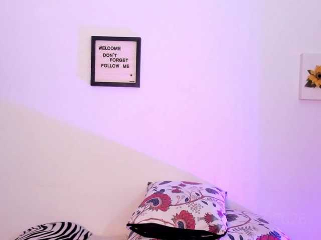 Lauratoro live webcam show