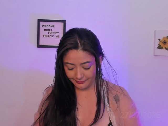Lauratoro live webcam show