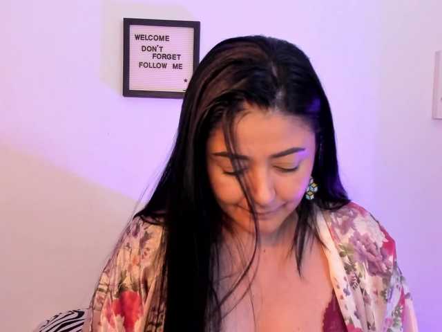 Lauratoro live webcam show