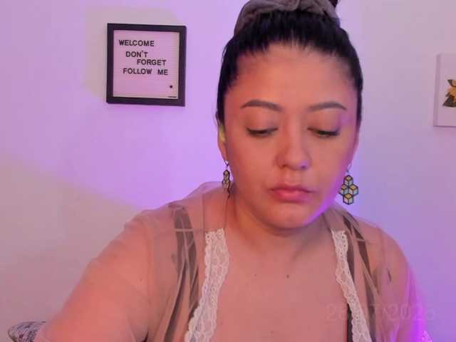Lauratoro live webcam show