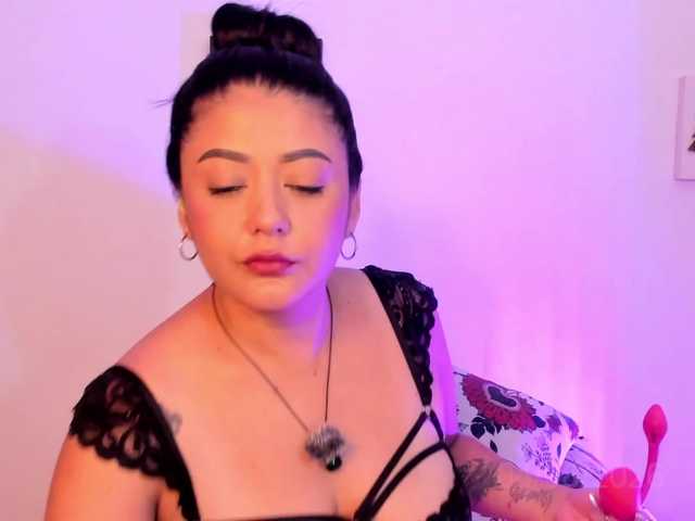 Lauratoro live cam on BongaCams