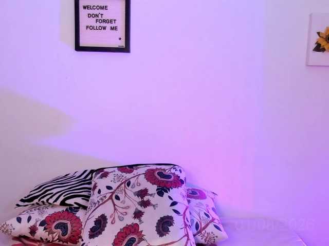 Lauratoro live webcam show