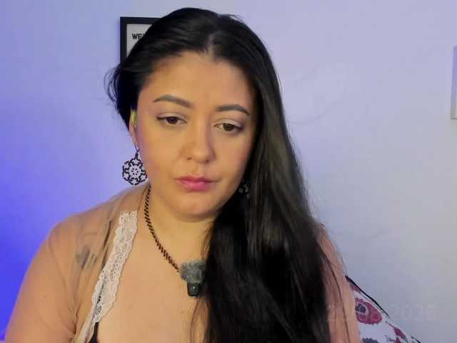 Lauratoro live cam