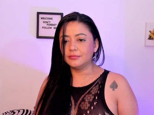 Lauratoro live webcam show
