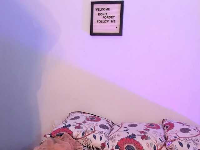 Lauratoro live webcam show