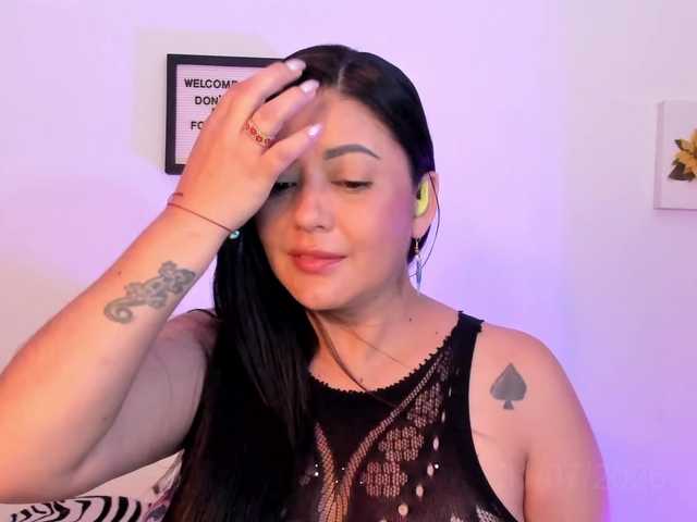 Lauratoro live webcam show