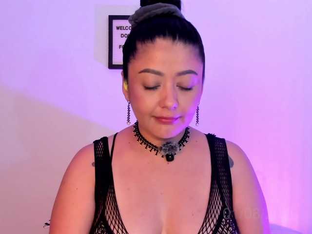 Lauratoro live webcam show