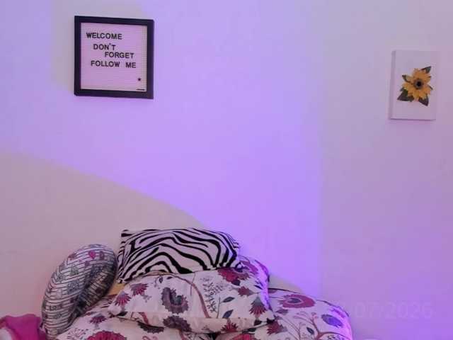 Lauratoro live webcam show