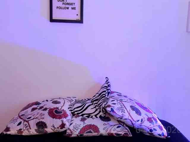 lauratoro's live room