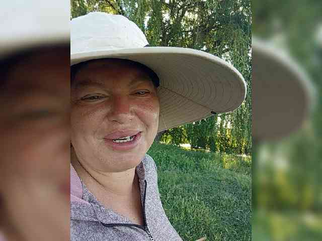 该模特正在直播。 Juliamad