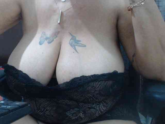 malenasaenz live female cam on bongacams