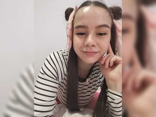 le modèle Lona-S est en webcam porno dans un show sur le site bongacams, il possède les tags suivants: White/Caucasian,Brunette,Shaved
